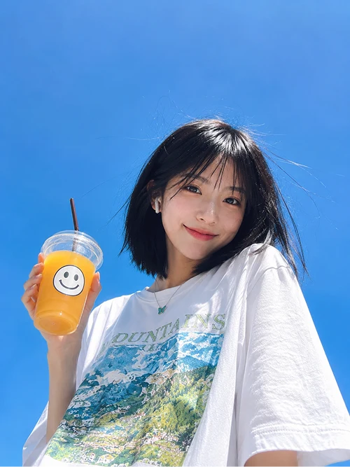 푸른 하늘 아래 오렌지 주스를 든 청량한 여름 감성 인물 화보